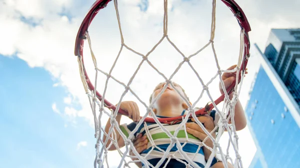 Nahaufnahme Foto von aktiven 3 Jahre alten Kleinkind Jungen hält auf Basketballnetz Ring. Konzept der aktiven und sportlichen Kinder. Gesundheit der Kinder der neuen Generation — Stockfoto