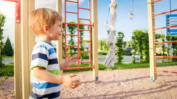 公園の子供の遊び場で愛らしい笑顔の幸せな小さな男の子のクローズアップ肖像画 — ストック写真