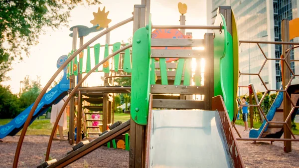 Imagem tonificada de grande parque infantil de madeira com muitas escadas e slides no parque — Fotografia de Stock