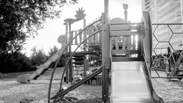 Φωτογραφία του πανέμορφου παλιένου στο πάρκο ενάντια στο ηλιοβασίλεμα — Φωτογραφία Αρχείου