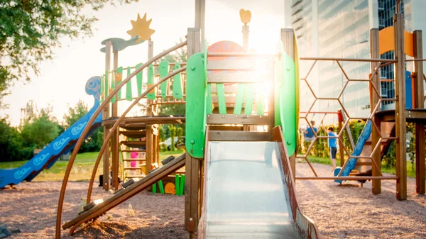 Imagem do grande parque infantil vazio de madeira no parque com muitas escadas antigas, escadas e slides — Fotografia de Stock