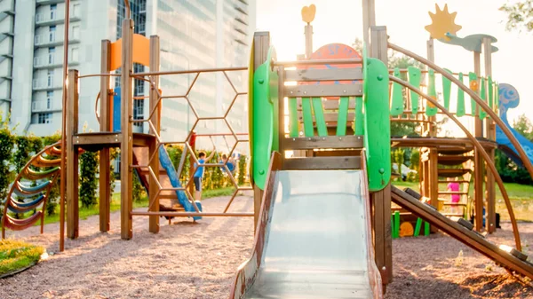 Τονισμένη εικόνα της μεγάλης ξύλινης παιδικής χαράς με πολλές σκάλες και νεροτσουλήθρες στο πάρκο — Φωτογραφία Αρχείου