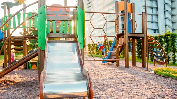 Imagem do grande parque infantil vazio de madeira no parque com muitas escadas antigas, escadas e slides — Fotografia de Stock
