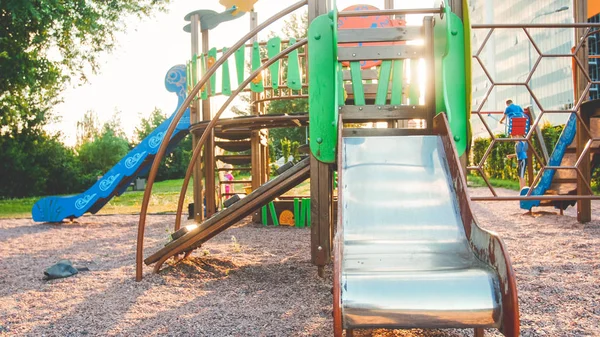 Obraz pustego dużego drewnianego placu zabaw w parku z mnóstwem starych drabin, schodów i zjeżdżalni — Zdjęcie stockowe