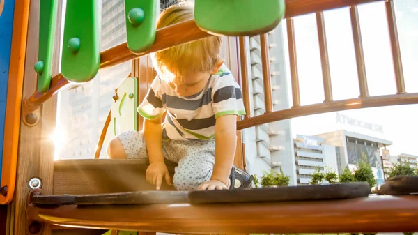 Ritratto di bambino di 3 anni in piedi sul ponte di legno nel parco giochi per bambini — Foto Stock