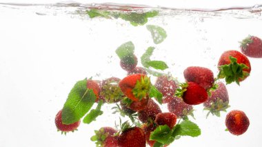 Taze olgun çilek ve yeşil nane yaprakları çok Closeup görüntü düşen ve beyaz arka plan karşı temiz suda sıçraması