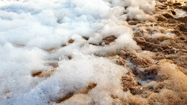 Closeup absztrakt képet sok szappan OAM a homokos tengeri strandon vihar után — Stock Fotó