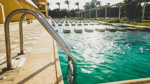 Schönes Foto vom Freibad mit türkisfarbenem sauberem Wasser im Sommerurlaub im Hotelresort — Stockfoto