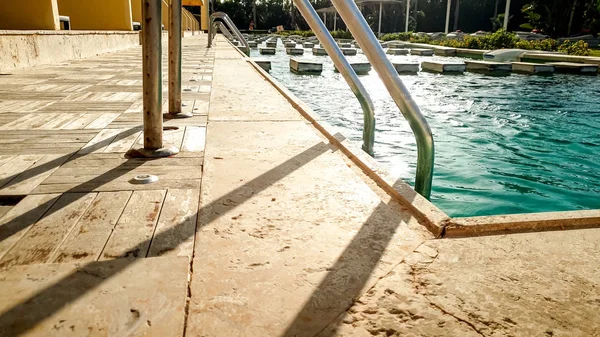 Closeup bela imagem de escadas de metal na piscina em luzurious villa ao pôr do sol — Fotografia de Stock
