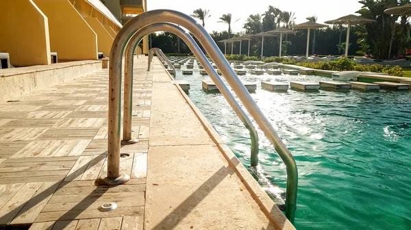 Belle photo de piscine extérieure avec turqouise eau propre à la station hôtelière de vacances d'été — Photo