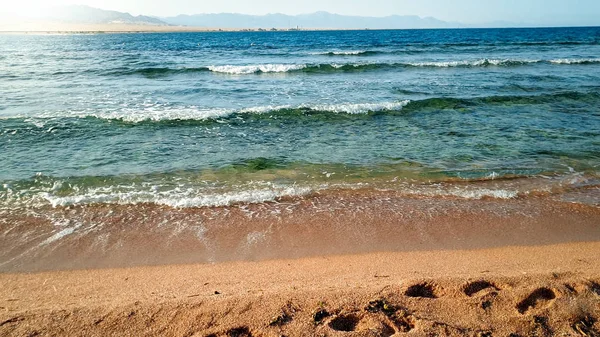 Hermoso paisaje de olas de mar en calma rodando y frenando en la playa de mar de arena —  Fotos de Stock