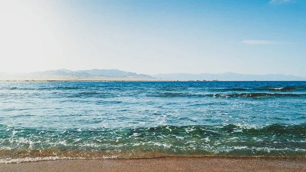 Imagen de primer plano de olas de mar tranquilas rodando sobre arena mojada en la playa del mar — Foto de Stock