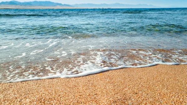 Όμορφο τοπίο της ηρεμίας θαλάσσια κύματα κυλώντας και φρενάρισμα στην αμμώδη παραλία θάλασσα — Φωτογραφία Αρχείου