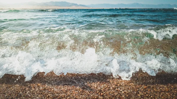 Κοντινό πλάνο της ηρεμίας στα κύματα της θάλασσας που κυλούν στην υγρή άμμο στην παραλία — Φωτογραφία Αρχείου