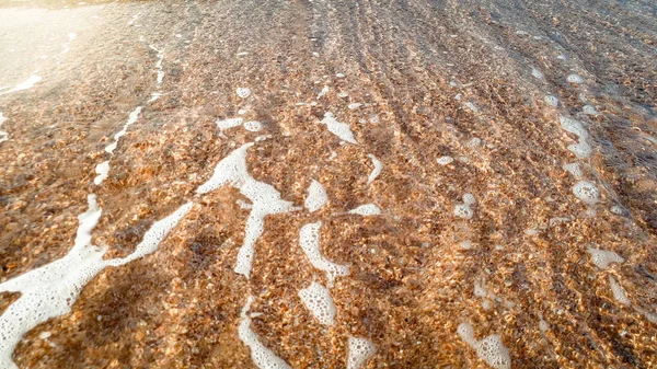 Bellissimo paesaggio di onde tranquille che rotolano e frenano sulla spiaggia sabbiosa del mare — Foto Stock