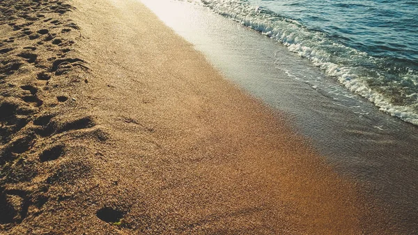 Όμορφο τοπίο της ηρεμίας θαλάσσια κύματα κυλώντας και φρενάρισμα στην αμμώδη παραλία θάλασσα — Φωτογραφία Αρχείου