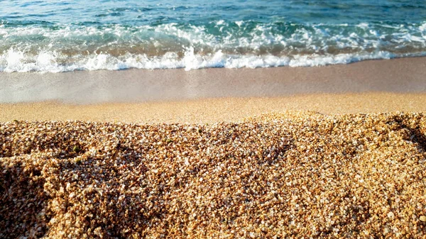 Пейзаж спокойных морских волн, катящихся и хвастающихся на песчаном морском пляже — стоковое фото