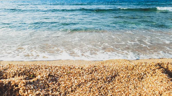 Close-up beeld van kalme zee golven rollen op nat zand op zee strand — Stockfoto