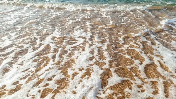 ภาพที่สวยงามของคลื่นทะเลกลิ้งบนชายหาดทะเล พื้นหลังที่สมบูรณ์แบบสําหรับวันหยุดฤดูร้อนของคุณ — ภาพถ่ายสต็อก