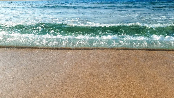 Κοντινό πλάνο της ηρεμίας στα κύματα της θάλασσας που κυλούν στην υγρή άμμο στην παραλία — Φωτογραφία Αρχείου