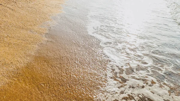 平静美丽的海浪在沙滩上在沙滩上的特写图像。阳光明媚的海滨景观 — 图库照片