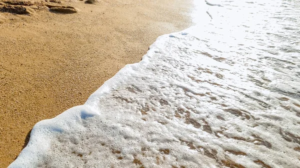 美丽的海浪在海面上滚动的照片。暑假的完美背景 — 图库照片