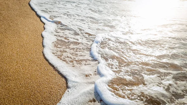 Close-up beeld van kalm mooie zee golven rooling op het zand op het strand. Landschap van Ocean Shore op Sunny Day — Stockfoto