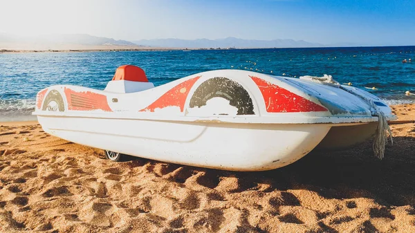Hermosa imagen de barco viejo del catamarán del pedal que miente en la orilla del mar . —  Fotos de Stock