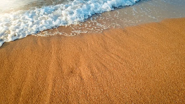 Удивительно красивый пейзаж заката над спокойными морскими волнами и песчаным океанским пляжем — стоковое фото
