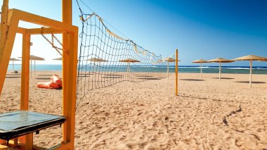 Parlak güneşli rüzgarlı bir günde deniz plajında boş voleybol sahası güzel iamge. Yaz tatili tatilinde spor