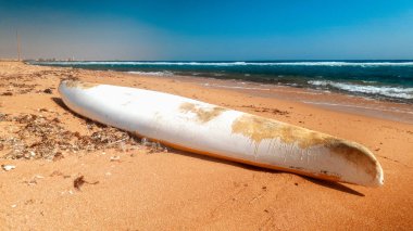 Parlak güneşli bir günde kumlu plajda yatan eski ahşap balıkçı tekne güzel görüntü