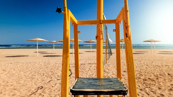 Hermosa foto del campo de voleibol de playa en el día soleado ventoso. Deportes activos en vacaciones de verano —  Fotos de Stock