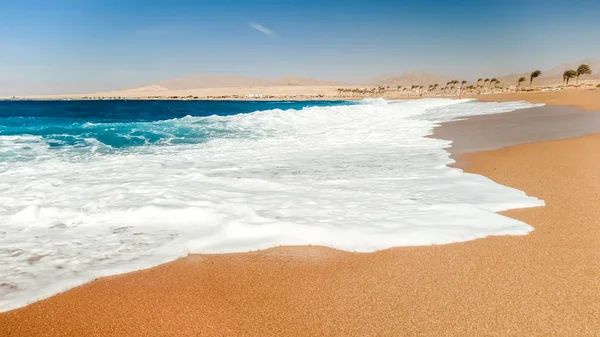 Hermosa foto de olas de mar rodando en la playa del mar. Fondo perfecto para sus vacaciones de verano — Foto de Stock