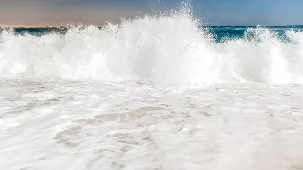 Image rapprochée de calmes belles vagues de mer rodant sur le sable à la plage. Paysage du rivage océanique à une journée ensoleillée — Photo