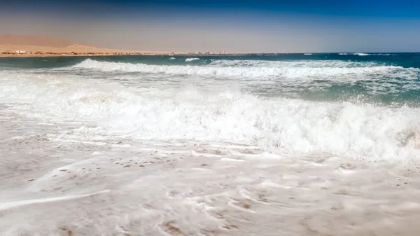 Hermosa foto de olas de mar rodando en la playa del mar. Fondo perfecto para sus vacaciones de verano — Foto de Stock