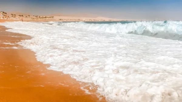 Imagen de cerca de hermosas olas de mar tranquilas rondando en la arena en la playa. Paisaje de la orilla del océano en el día soleado — Foto de Stock