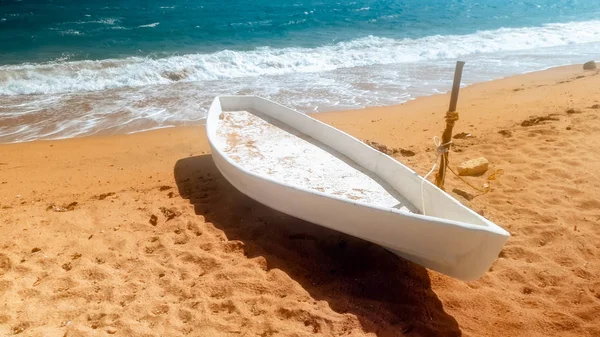 Hermosa foto de barco pescador de madera viejo dañado amarrado en la orilla del mar . —  Fotos de Stock