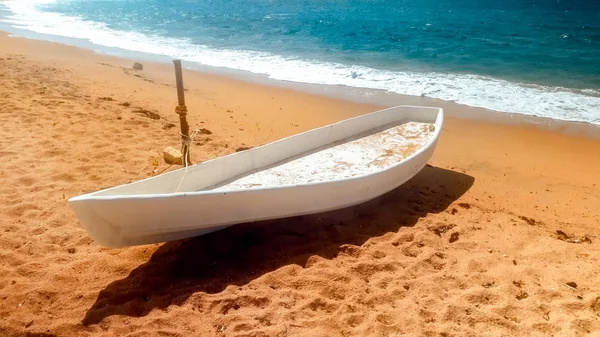 Hermosa imagen del viejo barco pescador de madera que yace en la playa de arena en el día soleado brillante —  Fotos de Stock