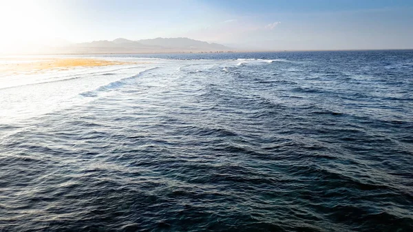 美丽的大海浪在海岸上滚动的风景。海浪在珊瑚礁和岩石上刹车 — 图库照片