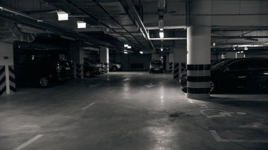 Ofis binası bodrum katında yeraltı otoparkında araba siyah beyaz görüntü