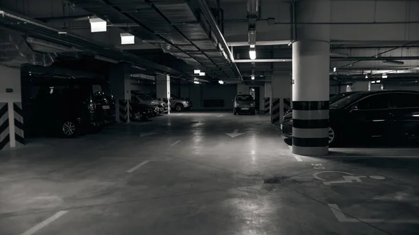 Imagen en blanco y negro del coche en el estacionamiento subterráneo en el sótano del edificio de oficinas —  Fotos de Stock