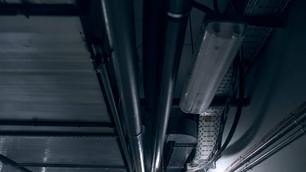 Imagen de muchos tubos de ventilación de aire, tuberías y luz industrial en el techo del edificio industrial — Foto de Stock