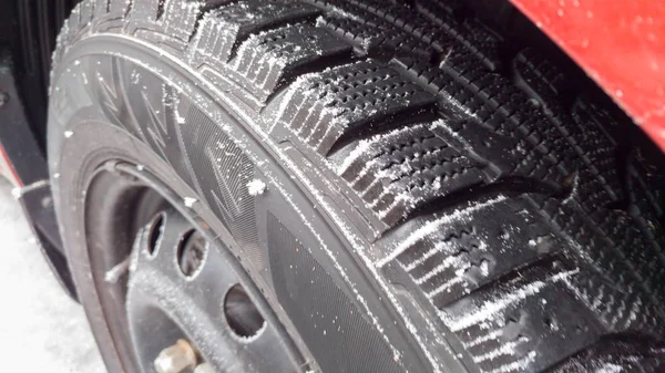 Närbild foto av snöiga rena däck på röd bil — Stockfoto