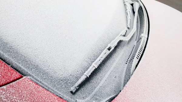 Zamknij zdjęcie zamarzniętej szyby przedniej i wycieraczki samochodowej zimą — Zdjęcie stockowe