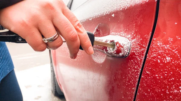 Close up l'assedio della mano maschile non può aprire una serratura auto congelata — Foto Stock