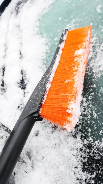 Makro-Foto der Bürste zum Reinigen des Autos vom Schnee — Stockfoto