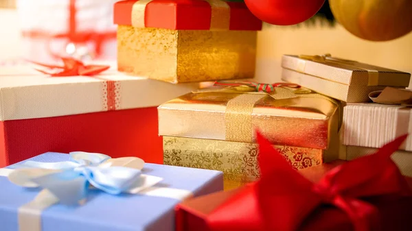 Imagem de close-up de fitas coloridas em caixas com presentes e presentes. Fundo abstrato perfeito para feriados ou celebrações — Fotografia de Stock