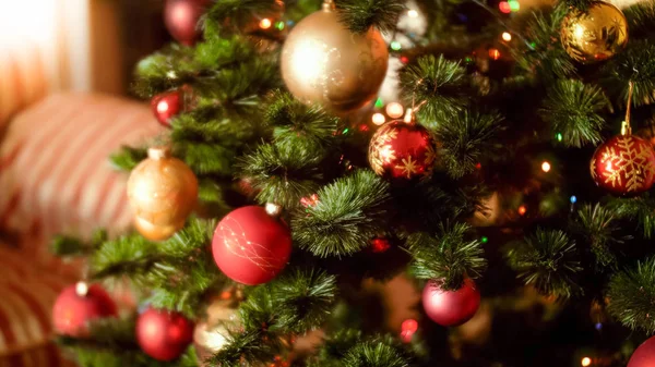 Hermosa foto del árbol de Navidad decorado con adornos coloridos, perlas y guirnaldas en la sala de estar de la casa. Fondo perfecto para vacaciones de invierno y celebraciones — Foto de Stock