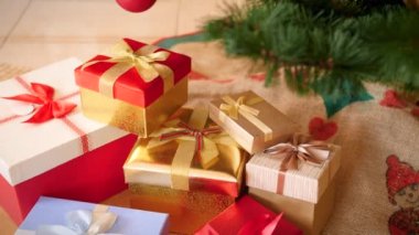 Noel hediyeleri büyük yığını odaklanan kamera Closeup 4k video ve mevcut ve dekore Noel ağacı hareket. Kış tatilleriniz ve kutlamalarınız için mükemmel çekim