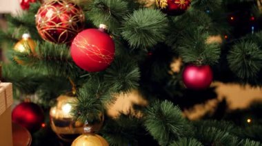 Oturma odasında ahşap masada Noel Baba hediyeler ve hediyeler ve hediyeler Closeup 4k kaydırma görüntüleri. Kış tatilleriniz ve kutlamalarınız için mükemmel çekim
